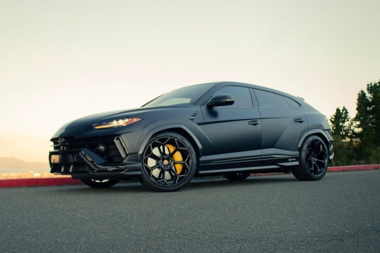 2023 Lamborghini Urus Performante's photo