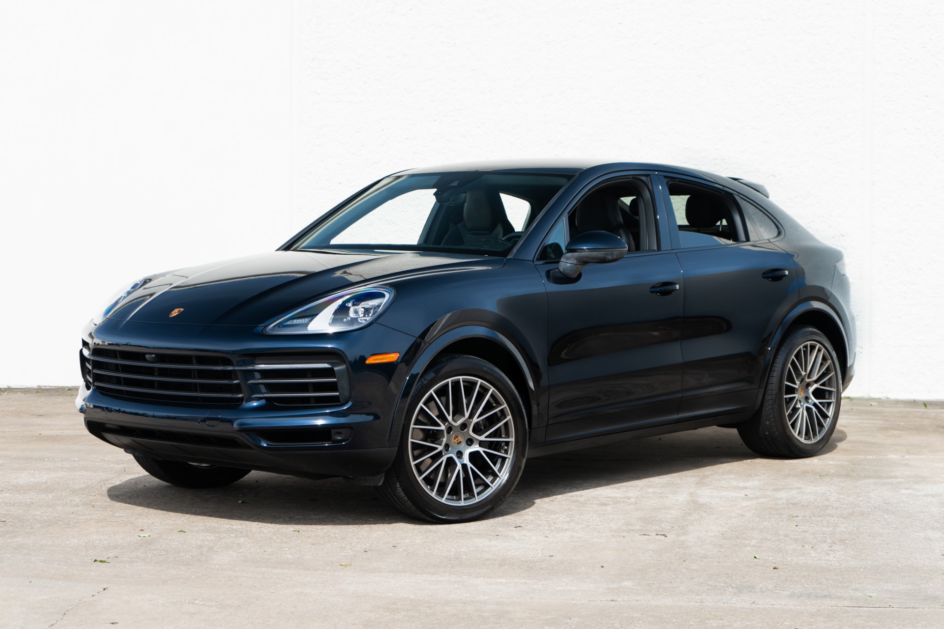 2023 Porsche Cayenne Platinum Edition's photo