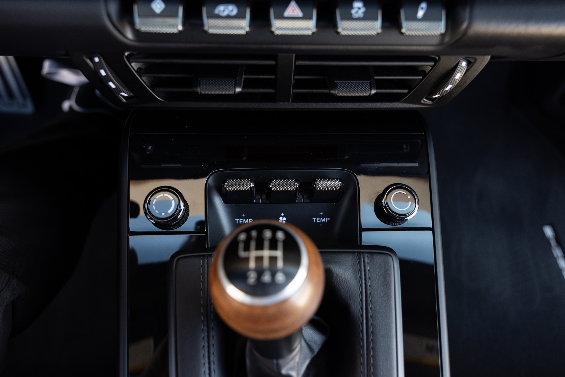2025 Porsche 911 T - Photo 47